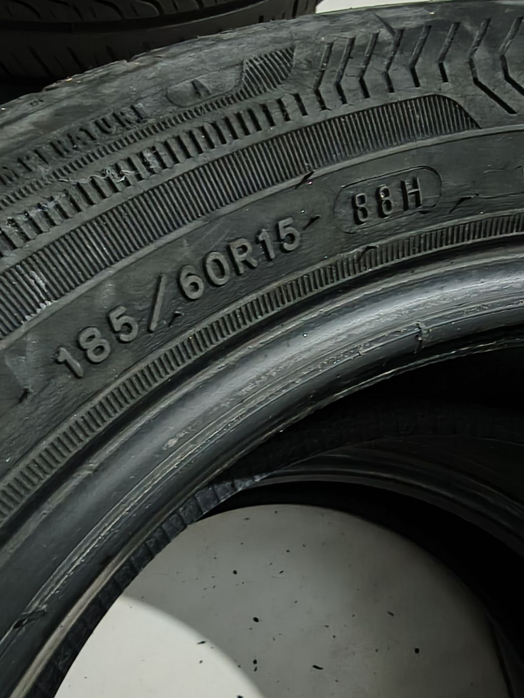 Jogo de Pneus 185/60 R15