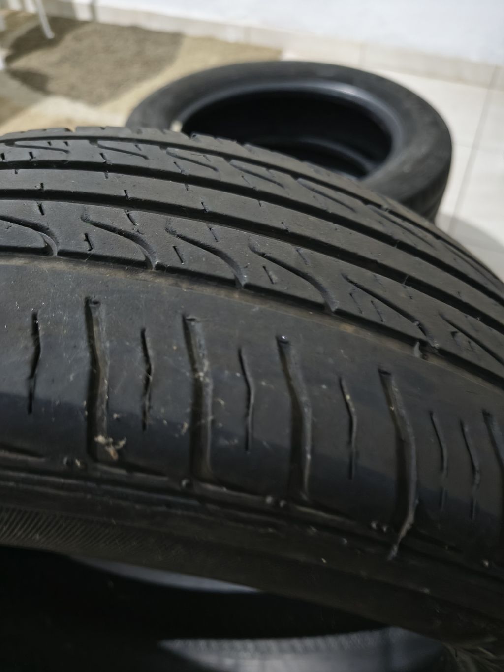 Jogo de Pneus 185/60 R15