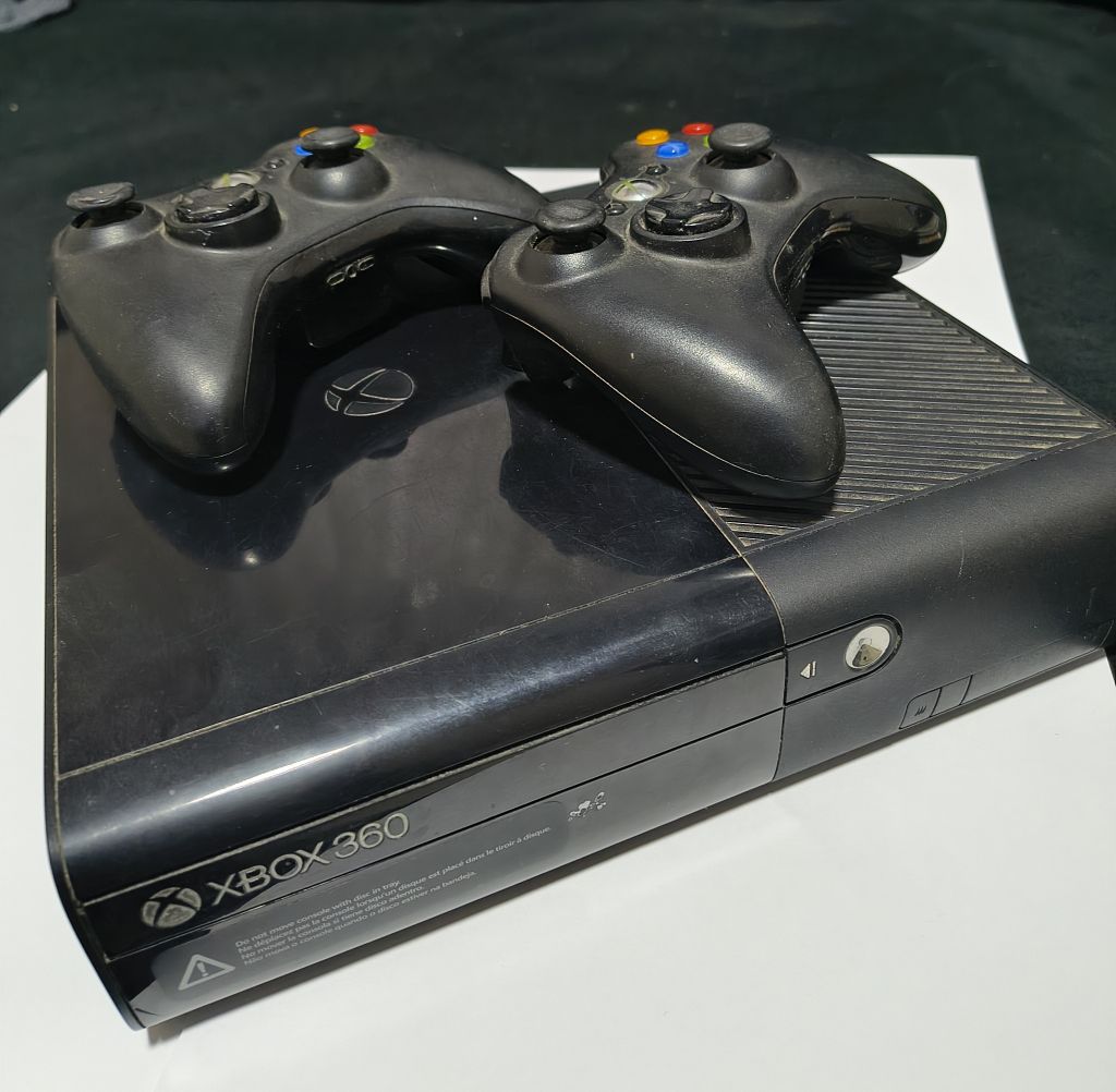Console Xbox 360 + 2 Controles Sem Fio + 2 Jogos (PES 2013 e Injustice)