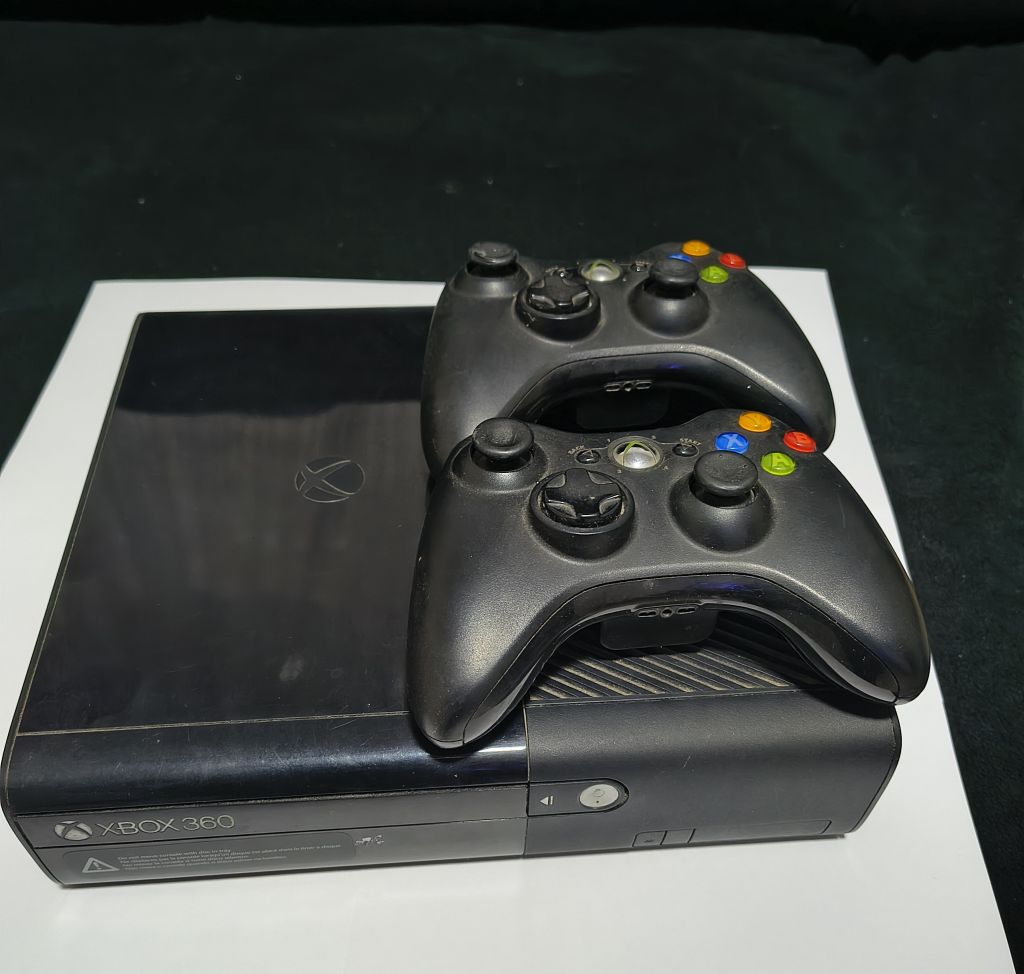 Console Xbox 360 + 2 Controles Sem Fio + 2 Jogos (PES 2013 e Injustice)